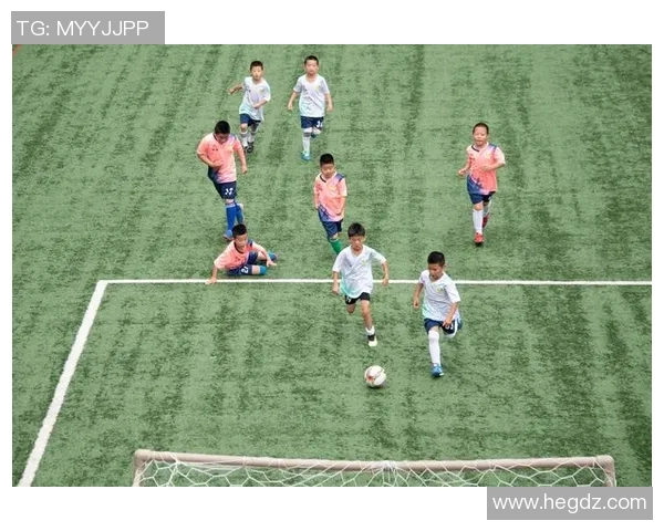 双脚均衡的足球明星如何在赛场上展现独特魅力与技术优势